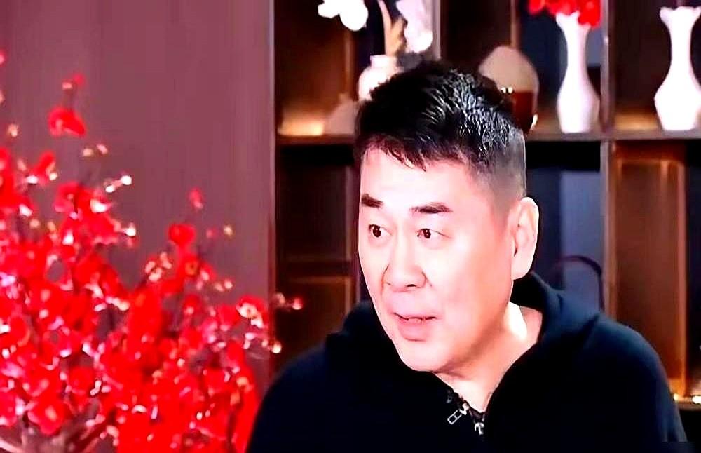 陈建斌拍《乔家大院》频繁改台词，蒋勤勤差点哭着喊停。蒋勤勤提前背好了台词，却