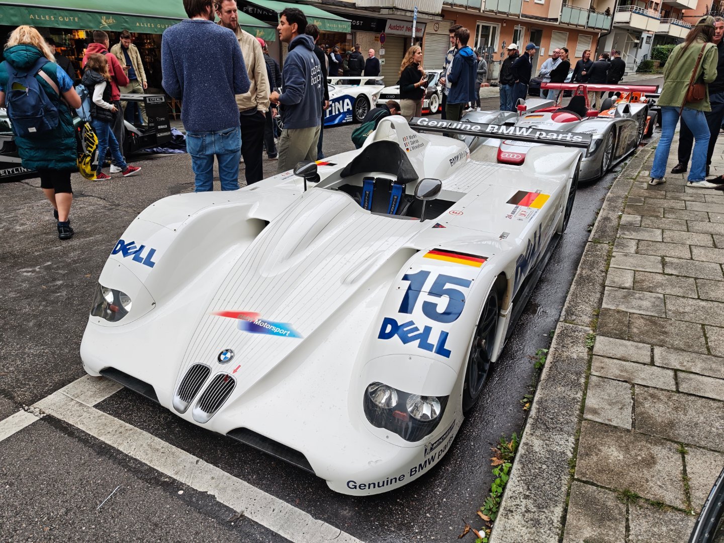 三辆勒芒全场冠军，就这样停在慕尼黑街头。1999宝马V12LMR15号赛
