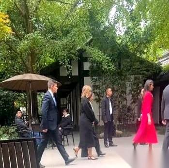 刷手机刷到个图，愣了半天。成都望江楼，一抹扎眼的红，定睛一看，说是西班牙王后。