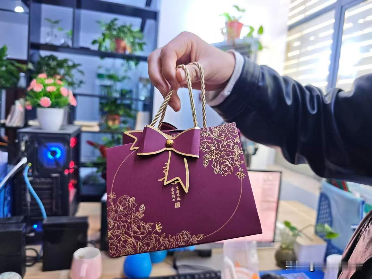 说句特别扎心的大实话，你别不信，如果你手里能存下10万存款，没有负债，
