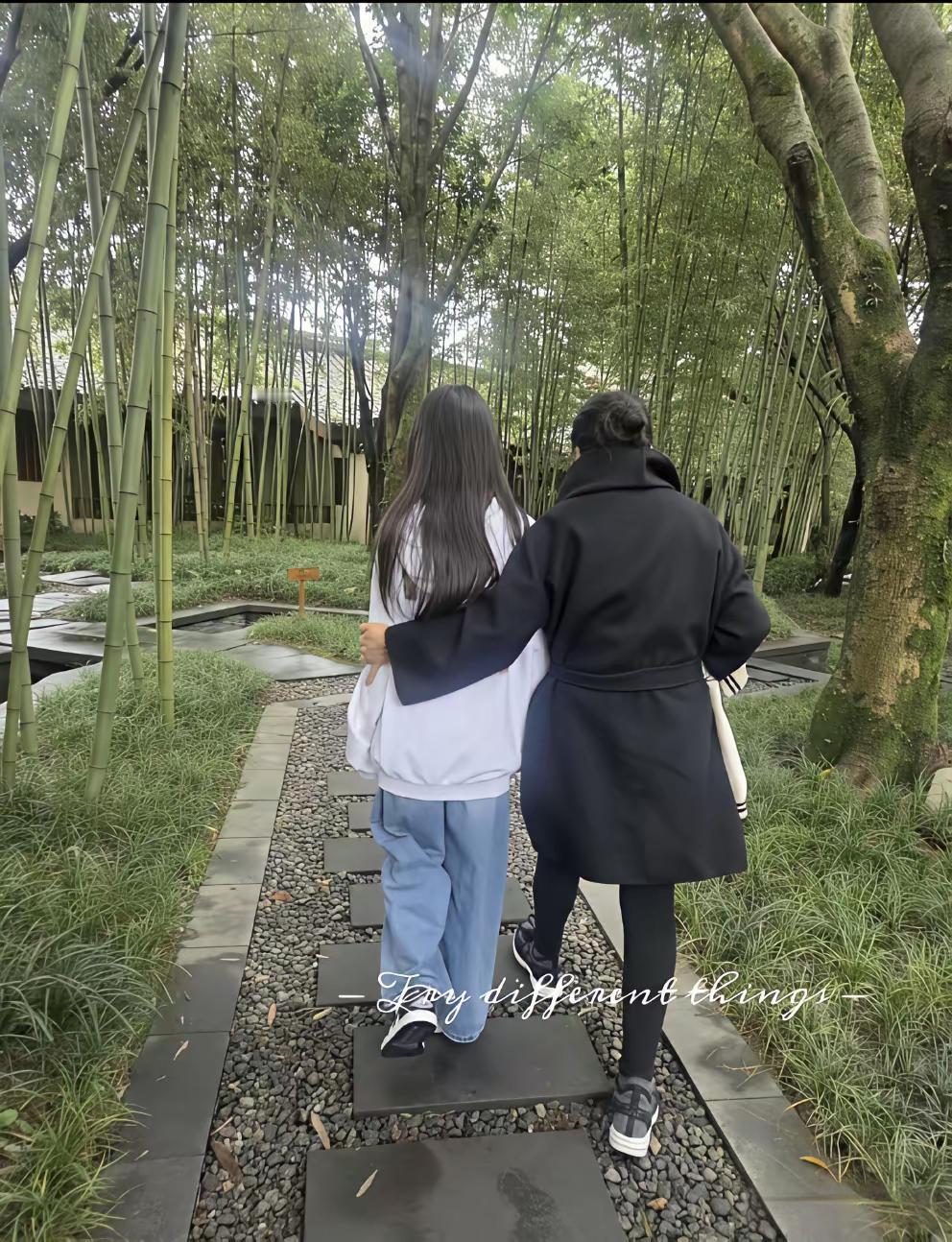 和奶奶一起走，11岁的小玥儿已经快赶上张兰的身高了。张兰身高172公分，那小玥儿