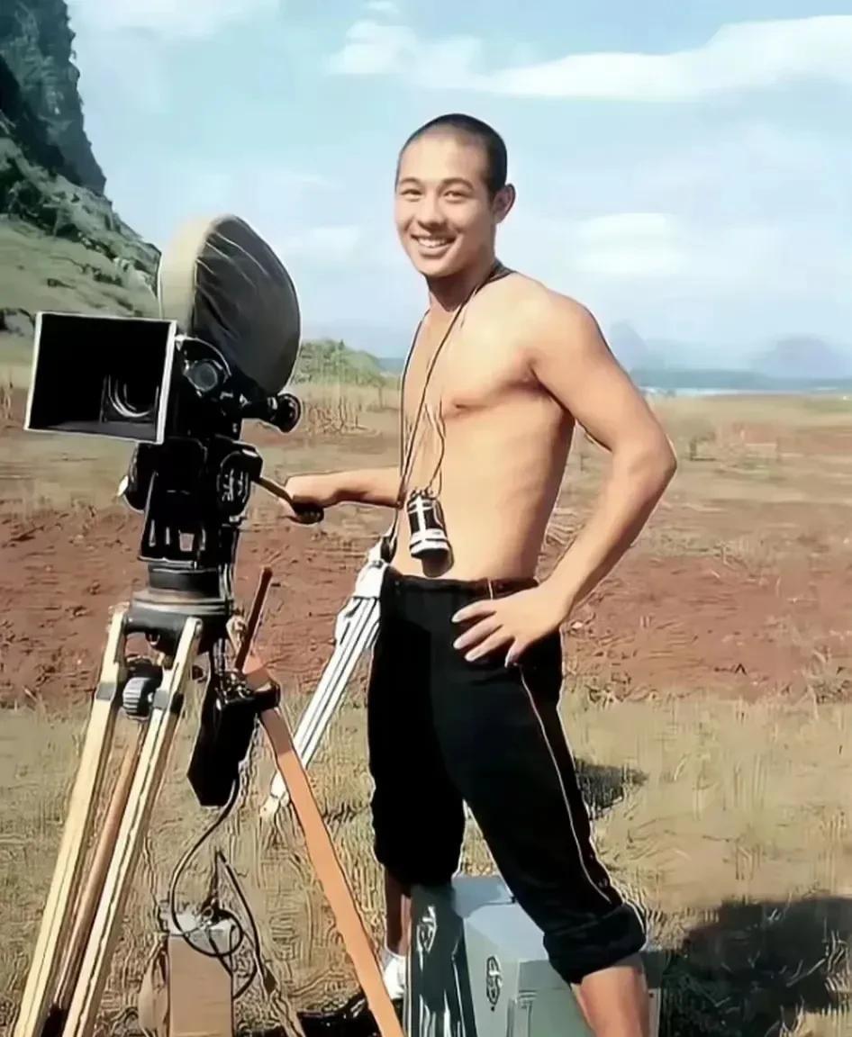 年轻时候的李连杰看起来还是比较纯真的，第一眼看上去，一般人都会认为他是个忠厚老实