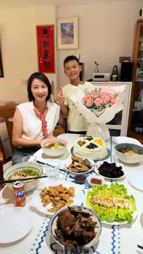 谢杏芳西班牙过生日，林丹专程送花陪同，儿子性格活泼太像爸爸​​​
