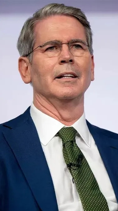 就在刚刚美国财长宣布8月15日，美国财长贝森特直言对欧盟发声：“别再向美国