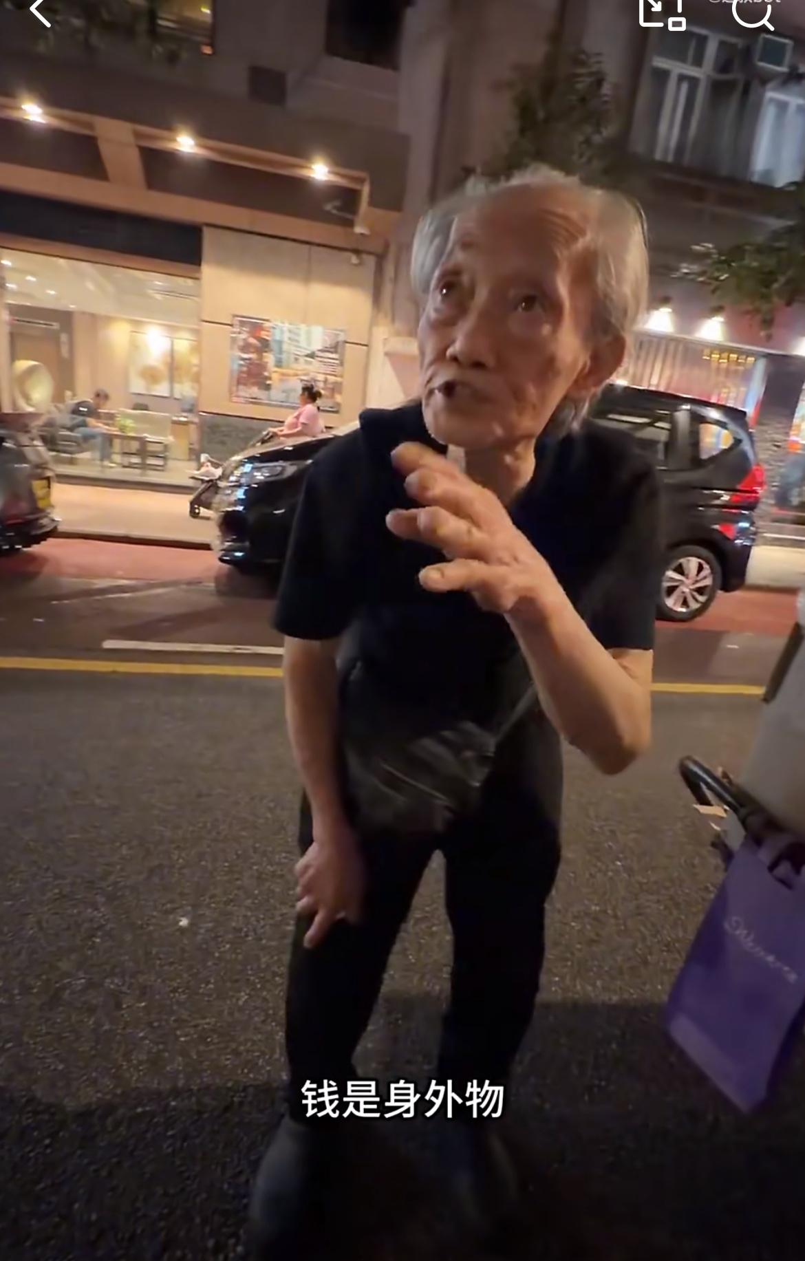 香港街头偶遇93岁在捡纸皮的老人，他盯着一块面包，博主以为他想吃，提出给他买