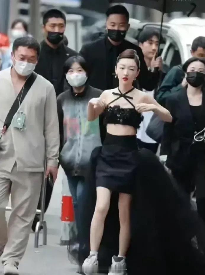 啊这…原来周冬雨这件礼服是这个感觉的[捂脸哭]​​​