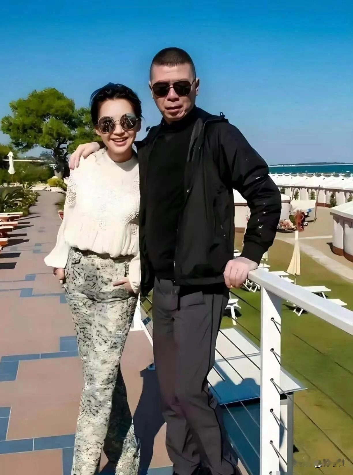 这俩人关系还真是不错，这眉来眼去的，怪不得把徐帆气得离家出走呢