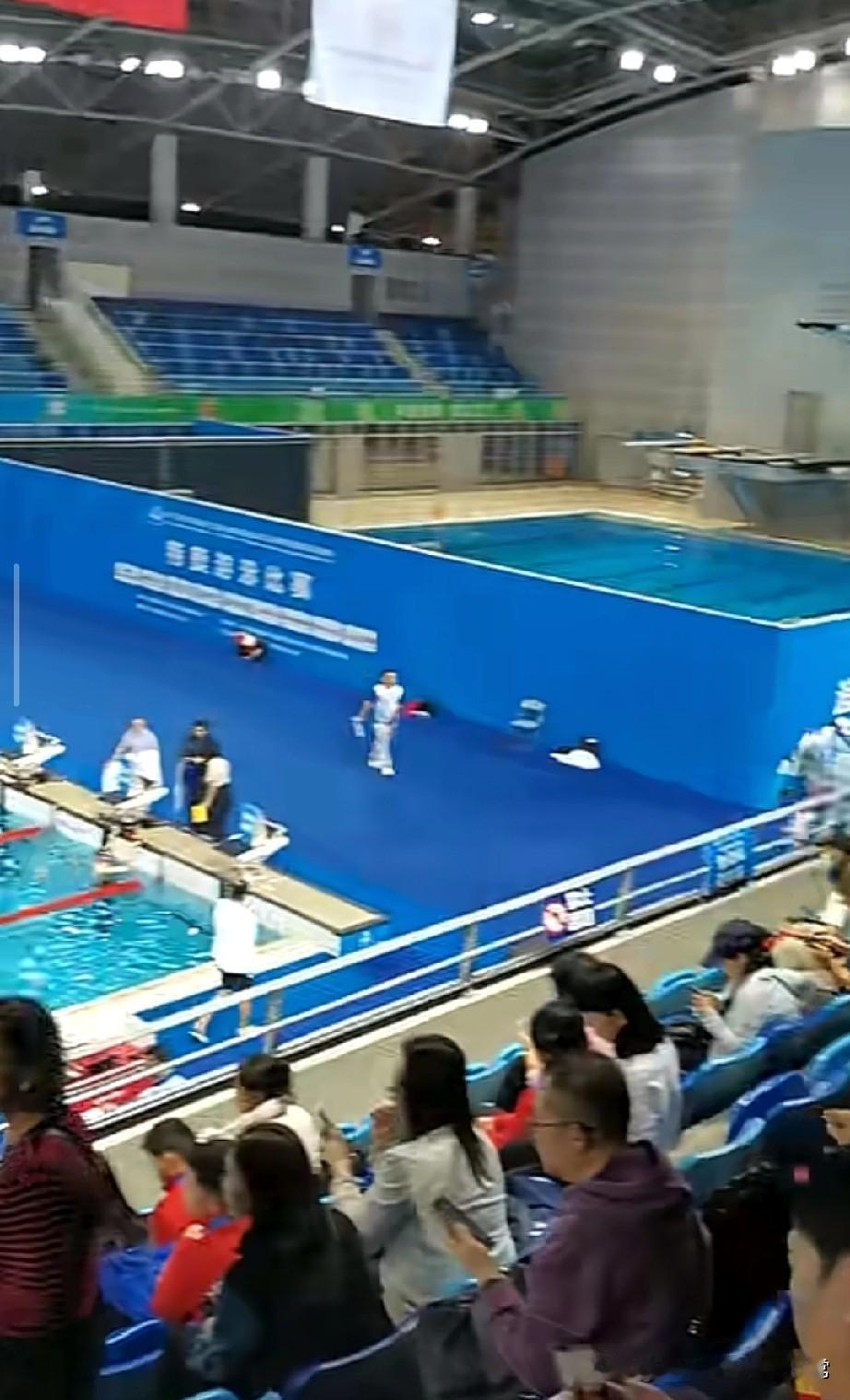 跳水赛场现冷场！全红婵缺席，观众席空荡到让人心酸江门的跳水赛场画面也太真实