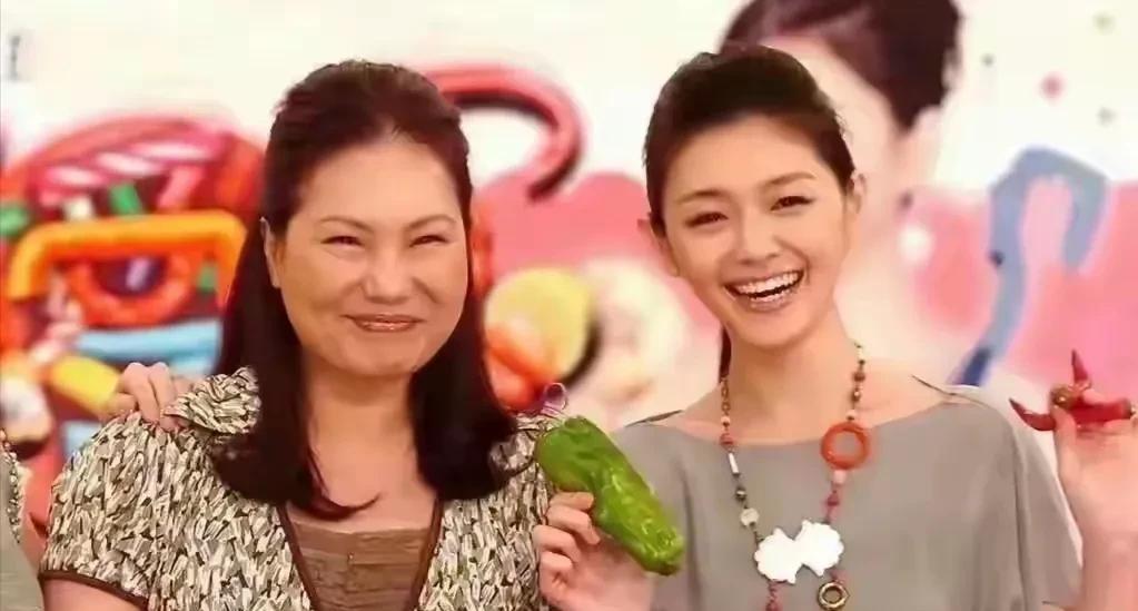 S妈争不到遗产气急败坏，直接不装了摊牌了，向马莜梅索要钱，让她卖旧车还钱。在人