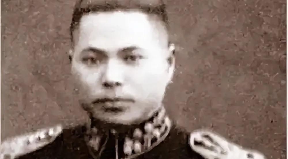 1946年，国军少将趁着夜色，闯进了一个地下党员家里，他用枪顶着地下党员的脑袋，