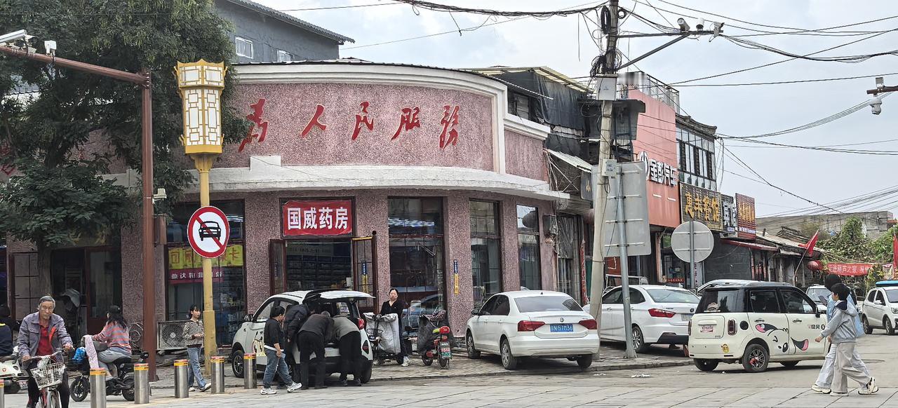 行走在蔚县，似乎走在上世纪八十年代，古朴的气质扑面而来。街边的房子很多是建筑，有