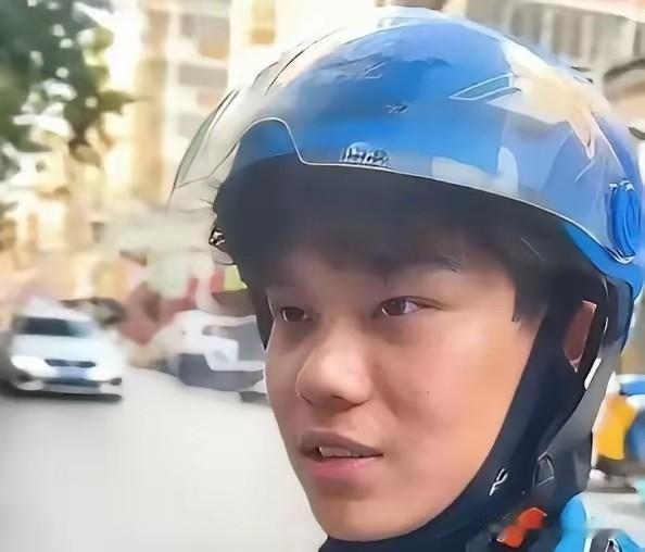38度的阜阳街头，刚送完第17单的张宇豪手机震了下，年级主任发来消息：“孩子，你