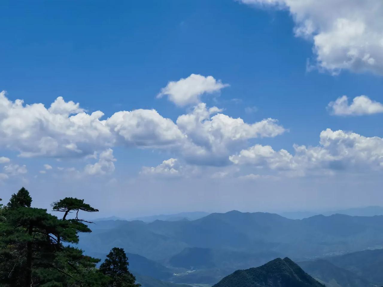 普通人过年有钱人过年对比！第一，大年三十，普通家庭都在准备丰富的年饭，甚至有部