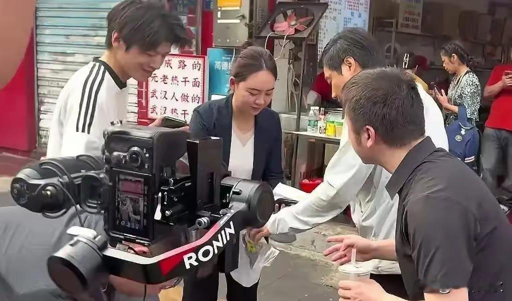 雷军武汉最大的遗憾就是小女孩的出现，说了那句“吃个饭还围那么多人拍照”我靠计