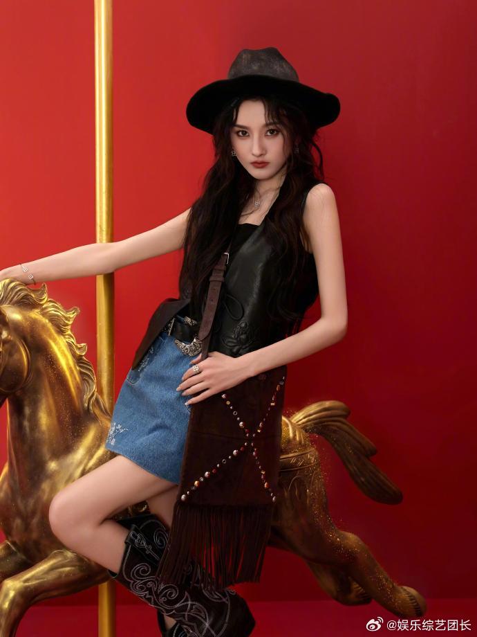 黑色皮衣马甲叠穿简约内搭，搭配牛仔短裙利落率性。流苏感的铆钉单肩包点睛造型，在红