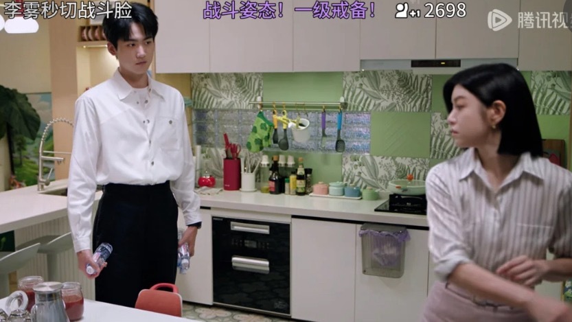 有人发现吗鸡翅在他手上，像发育不良一样…水在他手上，像瓶益力多！