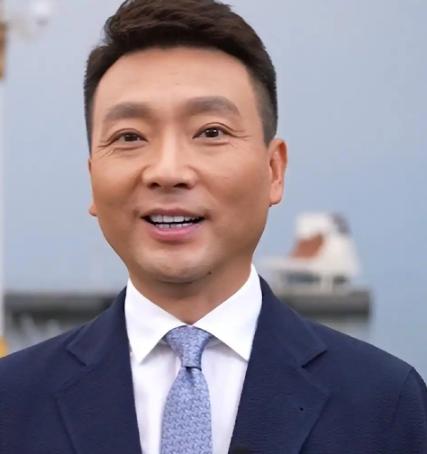 很多人都卡在“体面告别”这道坎里。康辉在八宝山接电话这件事，戳破了当下社会很