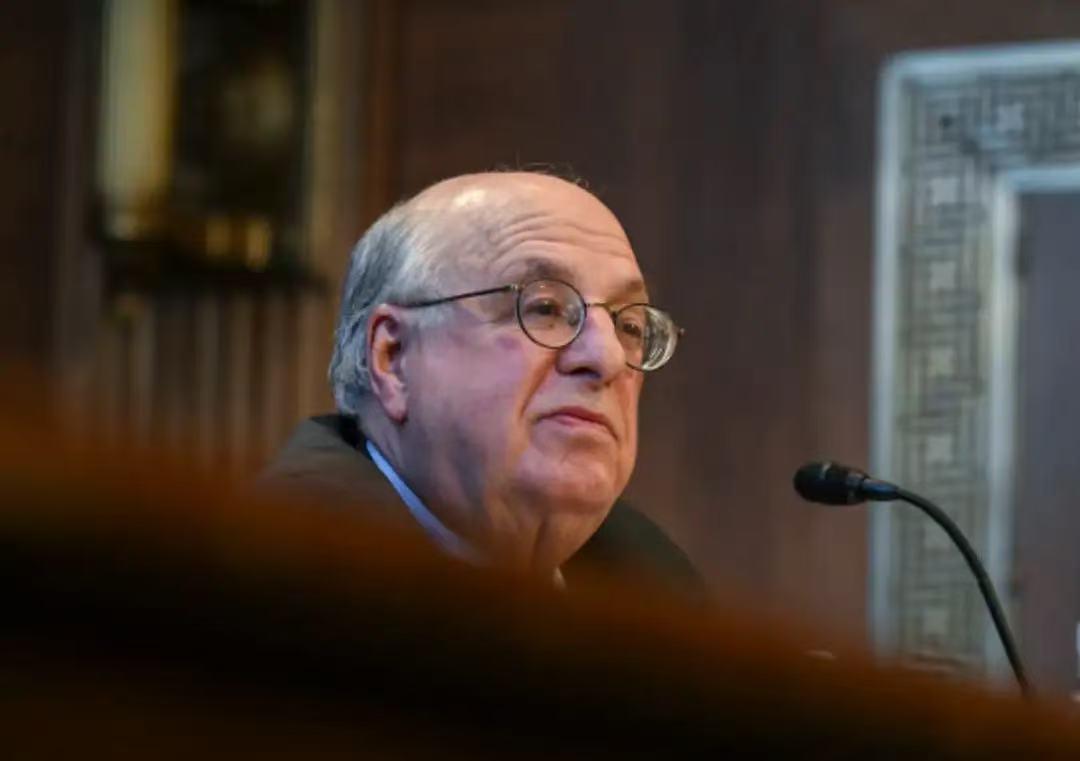 88岁老法官辞职反对特朗普，感慨再这样下去“美国要完”88岁老法官沃尔夫辞职