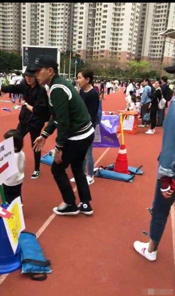 热点话题:刘恺威带小糯米机场送别杨幂, 场面感