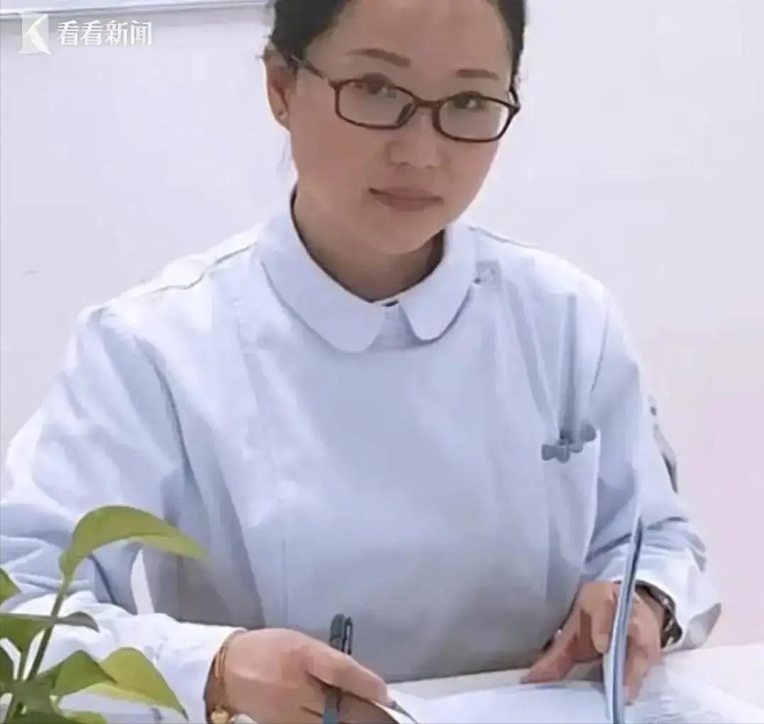 七月的上海，热浪能把人蒸熟。火车站南广场上，一个中年男人跪在地上，怀里抱着已经没