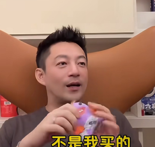 果然霖霖生气了吧！八九岁的孩子还不完全理解调侃，汪小菲把大板牙玩偶给他后，霖霖