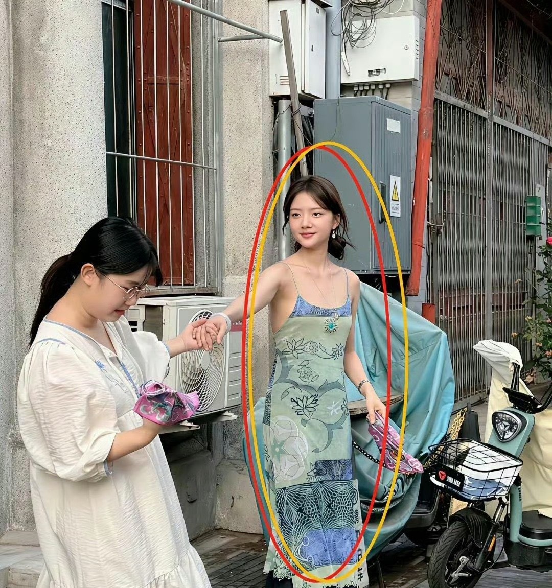 任敏的脸型真的有些吃亏。明明都这么瘦了。脸还是和肉包子一般。