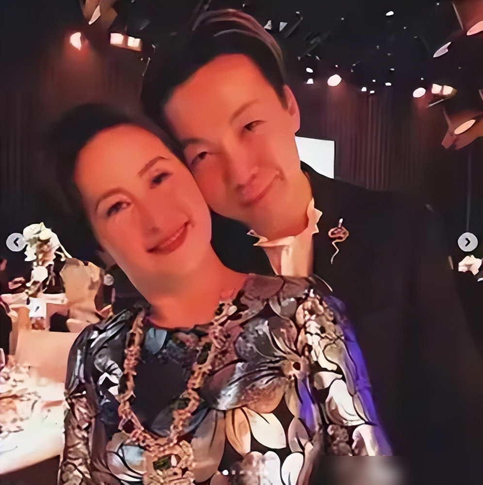 谢霆锋一拳下去，保姆车车门直接凹了。容祖儿在霍汶希的节目里爆料，当年谢霆锋跟团队意见不合，情绪上来对
