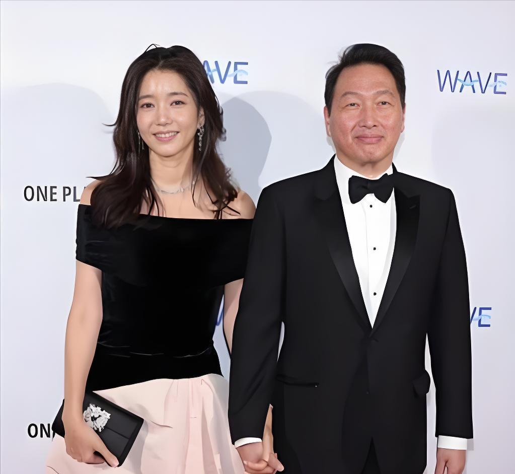 被网友封“地表最强小三”的金熙英，48岁稳稳攥住SK集团百亿会长崔泰源