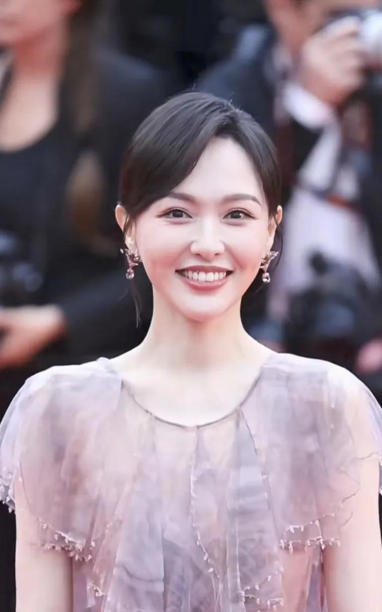 当唐嫣闪耀戛纳红毯：真正的大女主，从不需要被谁“养成”！当唐嫣身着流光礼服踏上