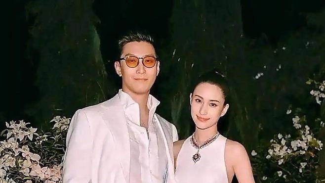 何超莲现在只剩两条路：要么继续端着赌王千金的架子守活寡，要么撕破脸放窦骁自由。传