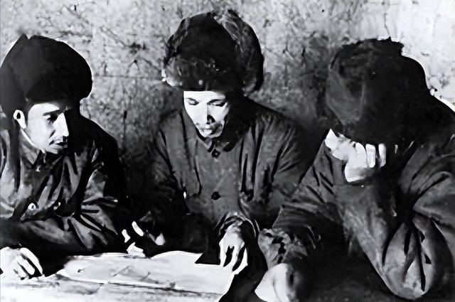 1948年，粟裕汇报工作时，毛主席听后愠怒道：你清楚你自己在说什么？那时候，