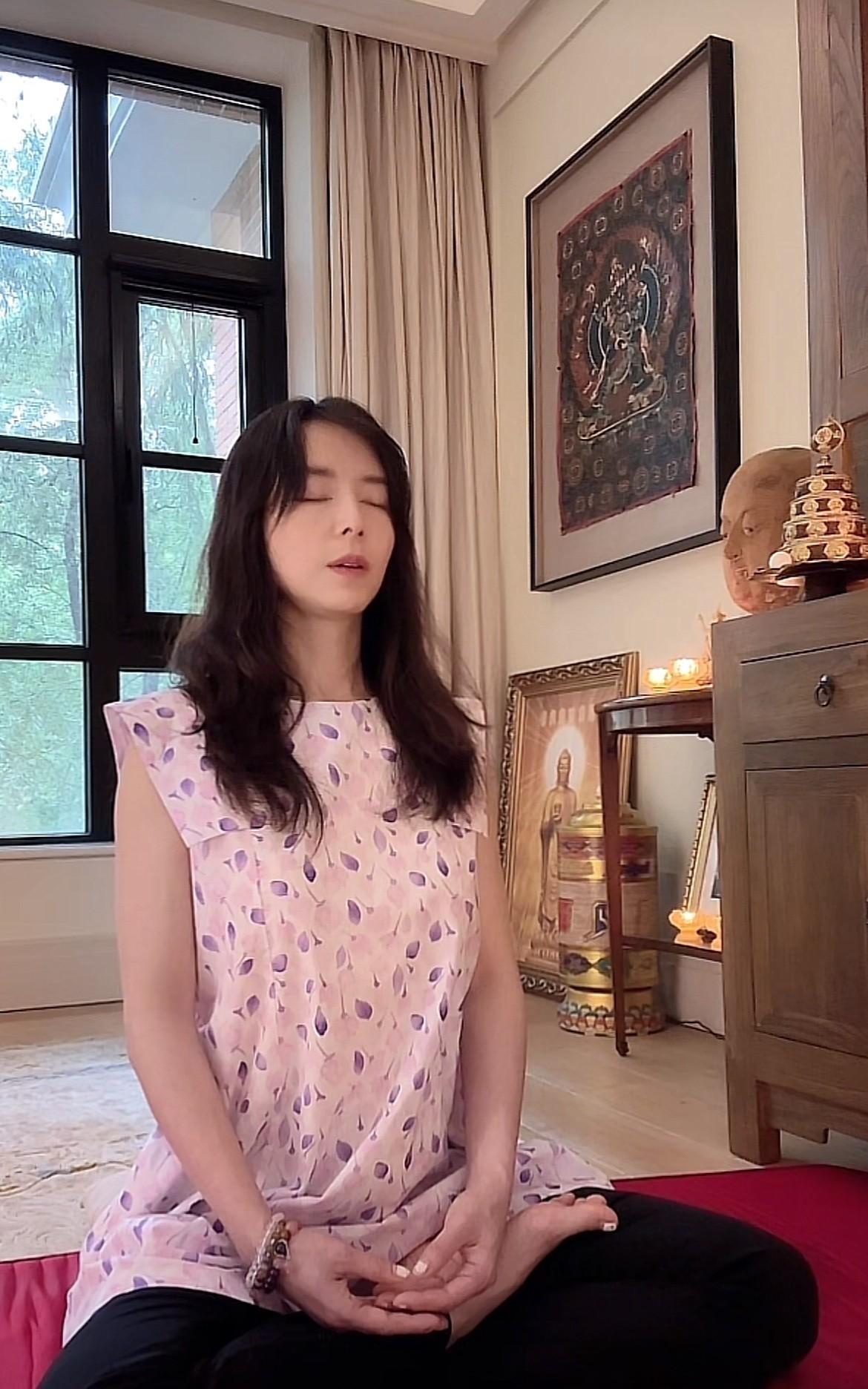 8月15日，影视演员张静初出现在直播间，真佩服她的毅力，她就静坐一个半小时，没有