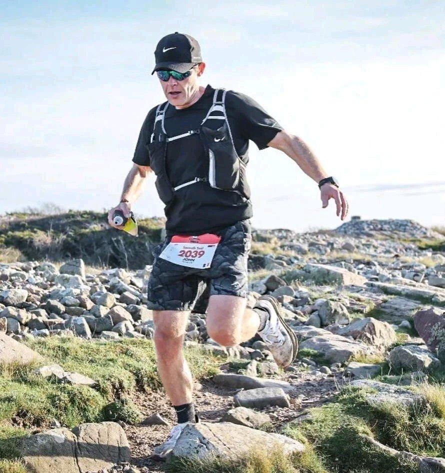 英国的JohnMcAvoy堪称现实版的“浪子回头”。他出生于80年代伦敦，生父