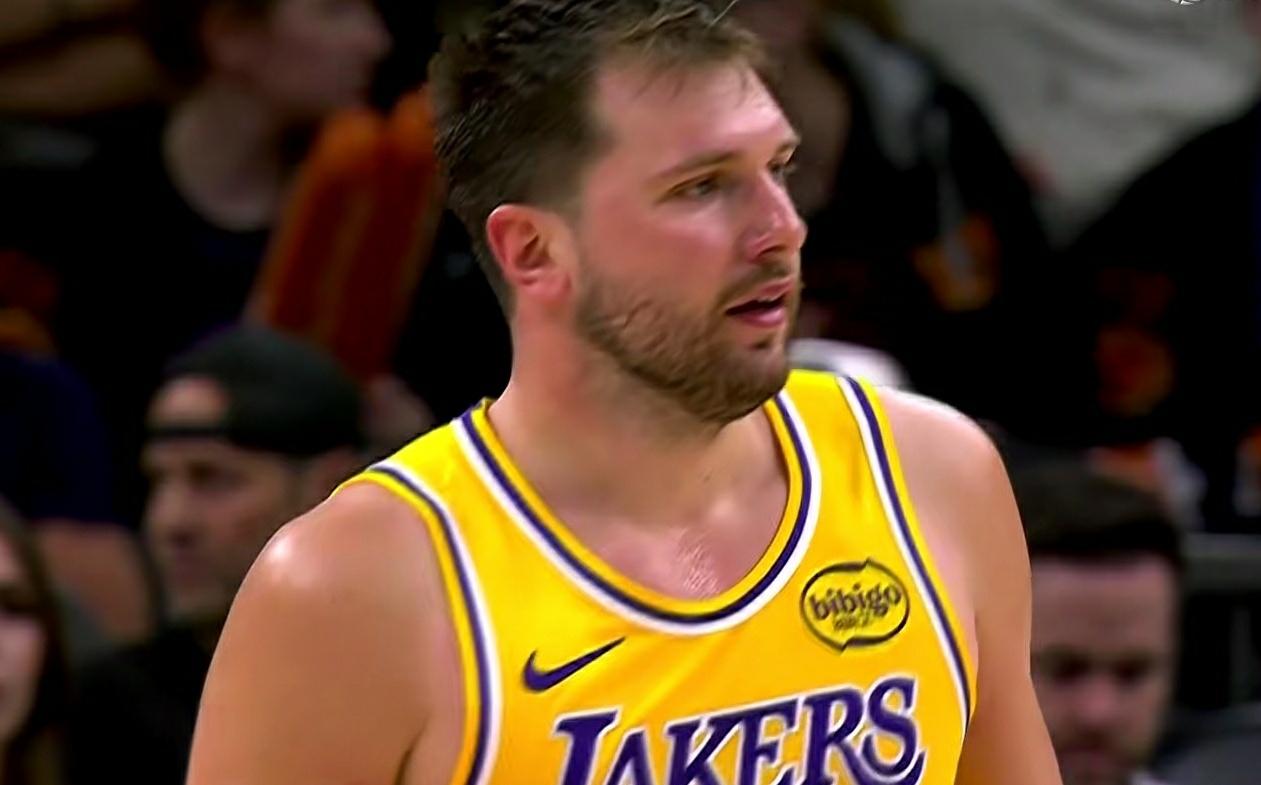 湖人关键时刻输球，东契奇背锅？9连胜的湖人客场110:113惜败东部第一活塞