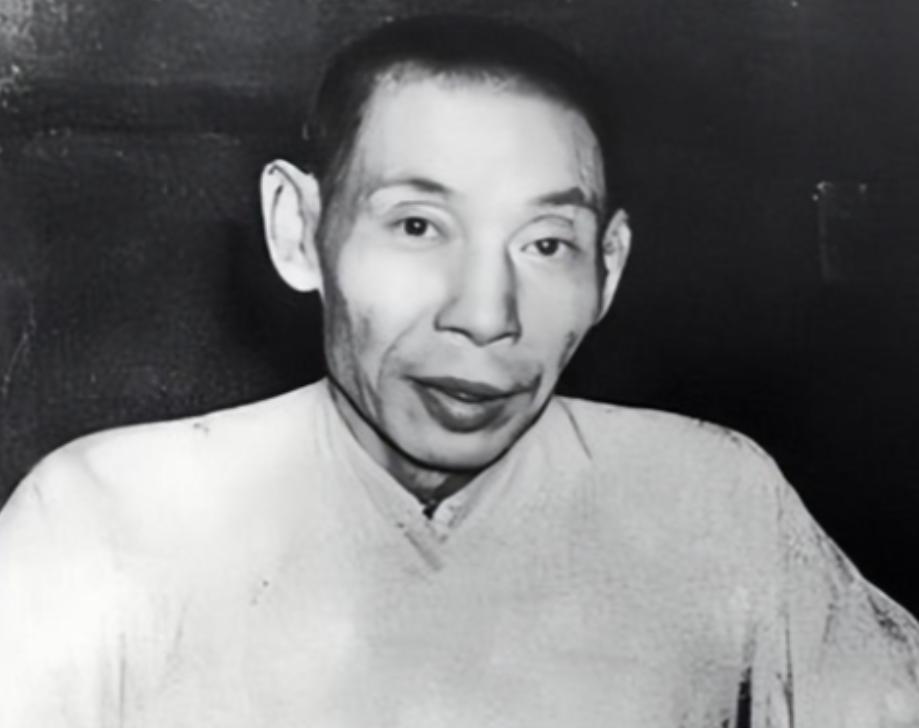 1929年，杜月笙的徒弟惹了祸，他亲自登门，向对方大佬严老九作揖赔礼，可严老九却