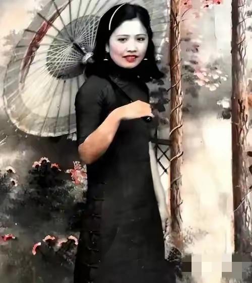 你以为这是小说情节？错！这是真实的历史传奇。1938年，国共情报战正酣，周恩来派