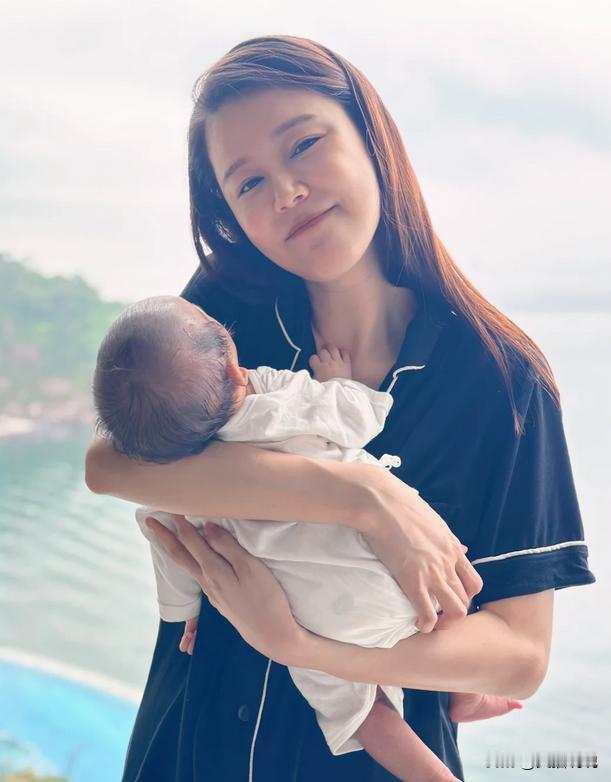 萧正楠晒妻子黄翠如抱着孩子的照片庆贺母亲节，感谢他的妈妈生下他，感谢岳母生下黄翠