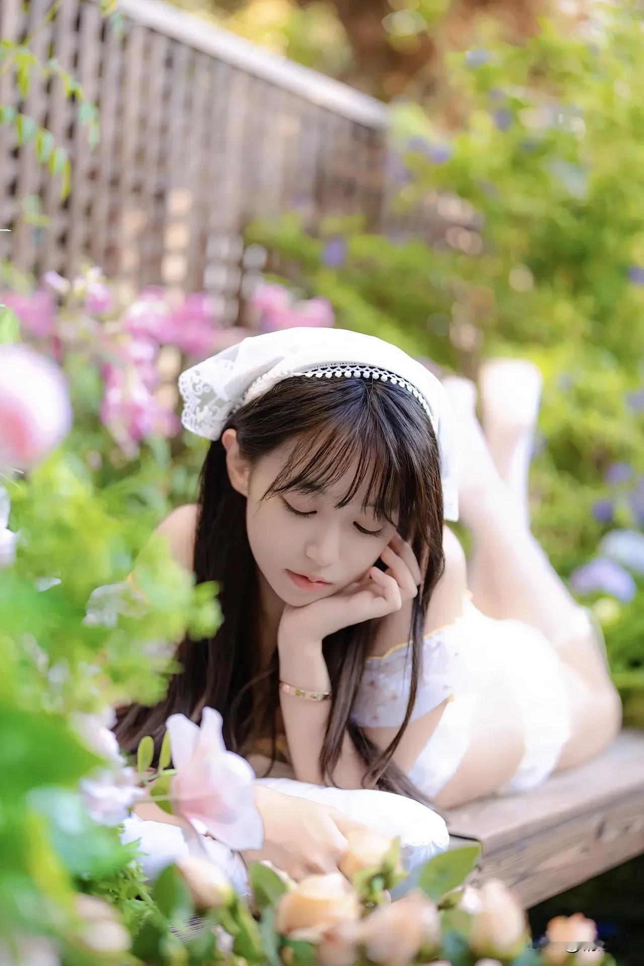 花间美人卧，梦回古时情。