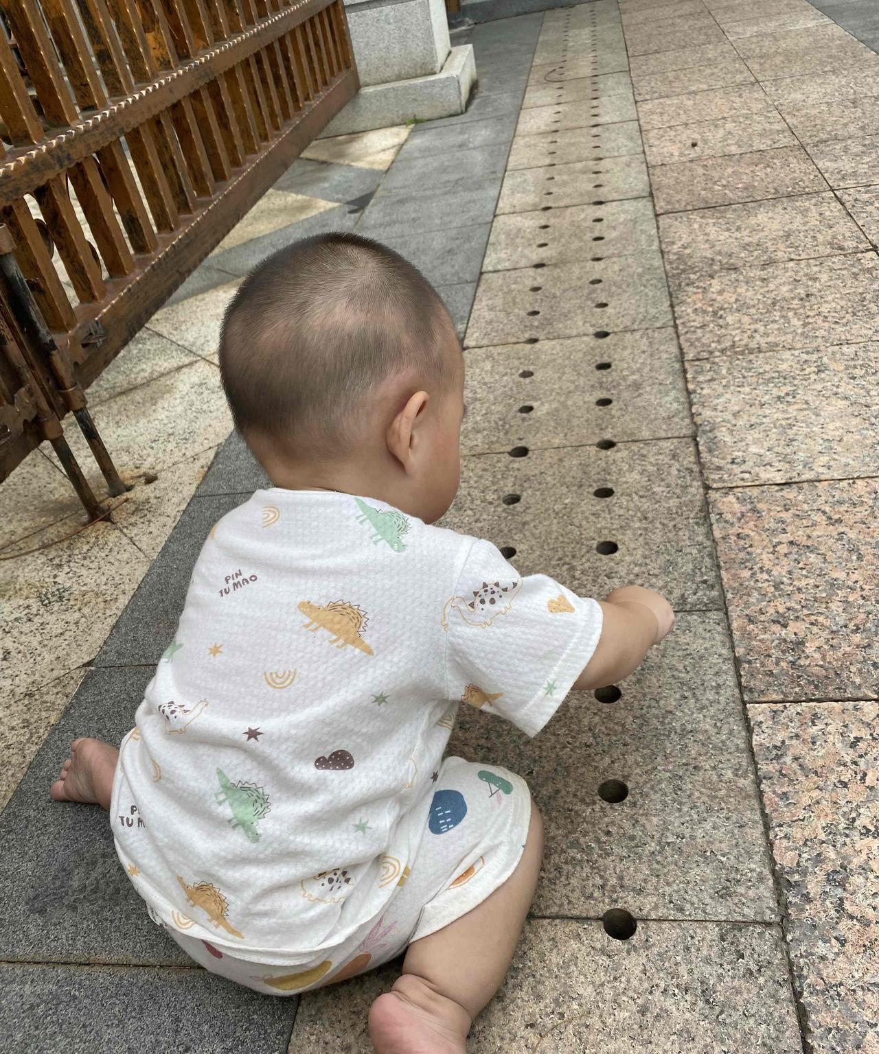 带娃以后才知道：1.一岁以后的宝宝都还会喜欢各种缝隙，对各种洞很执着，你们家宝