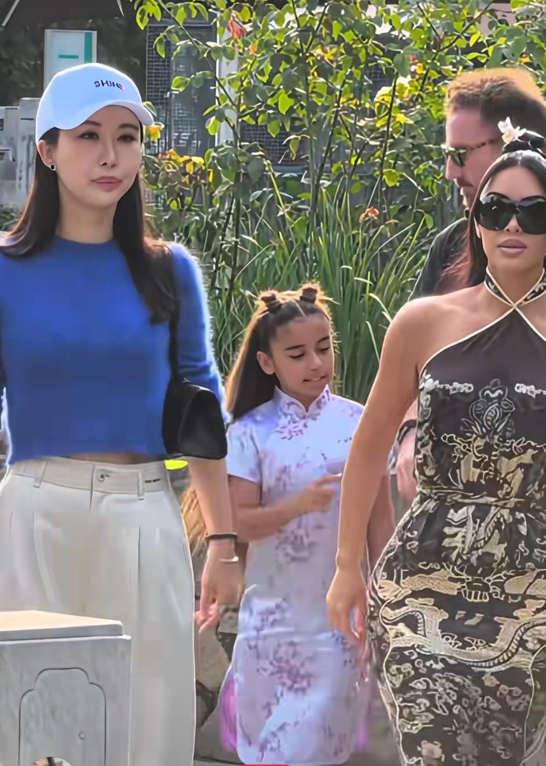 不得不佩服田小姐的社交能力，卡戴珊来中国怕长城，田小姐全程陪同！田小姐的穿搭是