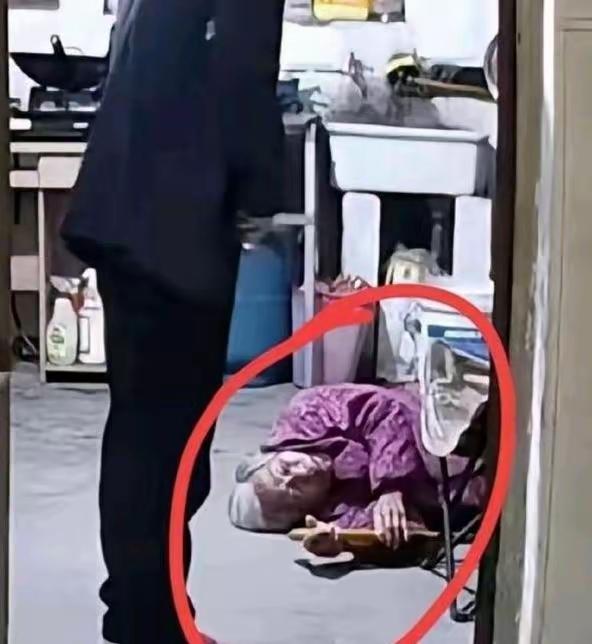 江苏常州这位92岁被儿子打的老太太，竟然还有四个女儿，竟然还是个拆迁户，为啥就走