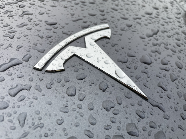 在领导面前献丑了开完会凌晨三点，送没开车的领导回家，怕领导不会，特意下车帮着开