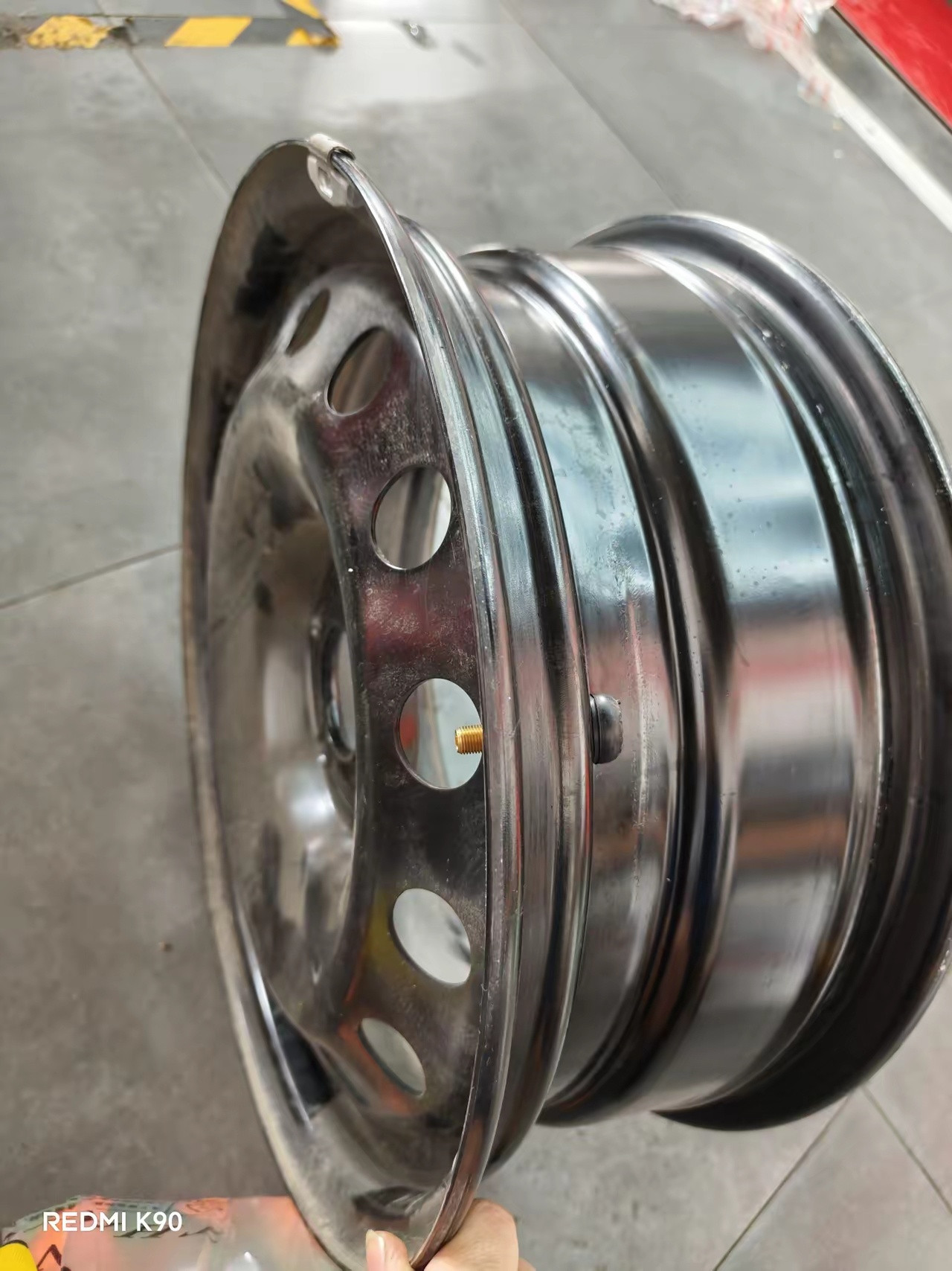 今天换轮毂时可真是开了眼界。头一回知道，原来胎压监测还能靠转速来实现。换轮毂之前