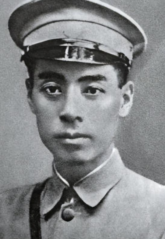 1927年，国军团长鲍靖让周恩来换上了小兵的衣服，两人刚走出大门，迎面撞上蒋介石