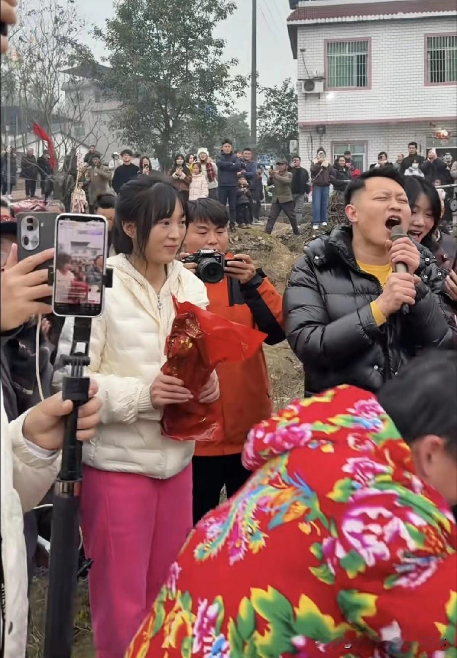 合川呆呆喊人杀年猪，日入200万却愁到哭重庆合川的呆呆彻底火出圈了！本来只