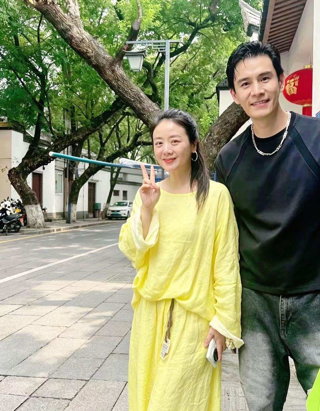 48岁“杜冰雁”小李琳和老公、大女儿现身福州旅游，她的穿衣打扮有点一言难尽啊！脸