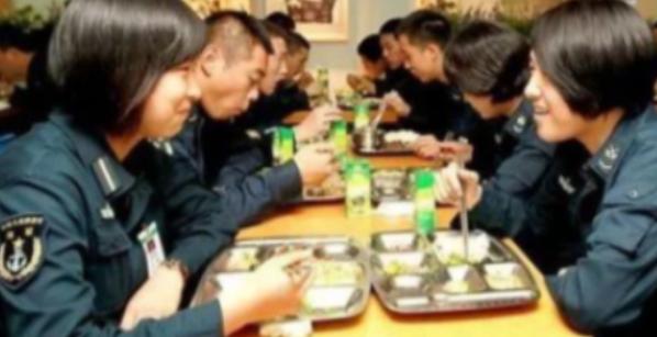 山东舰一天吃掉20头猪，烧光200万油钱，“养航母”到底多烧钱？在中国沿海，30