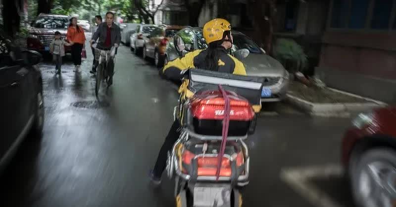 表哥交了个大龄女友。谈了几个月的时候，听闻那女子名下有一套房，还欠着几十万的