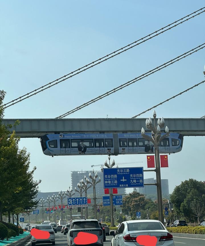 十一假期最后一天，开车路过武汉爆火体验项目～空中轨道电车！看着感觉武汉这座城市