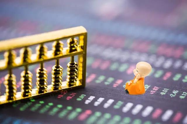 “金钩钓鱼战法”核心是拆解主力洗盘流程，帮散户避开陷阱抓主升浪：1.横盘蓄